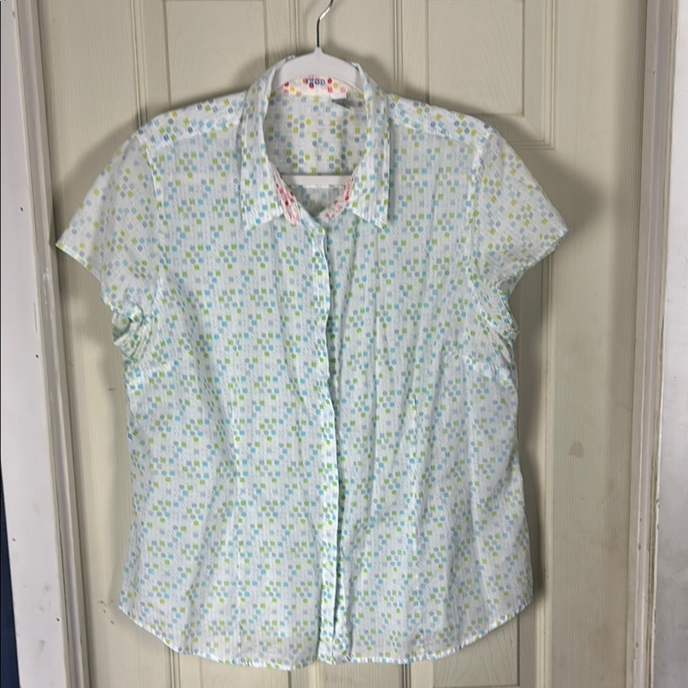 Chic Floral Button-Up Blouse